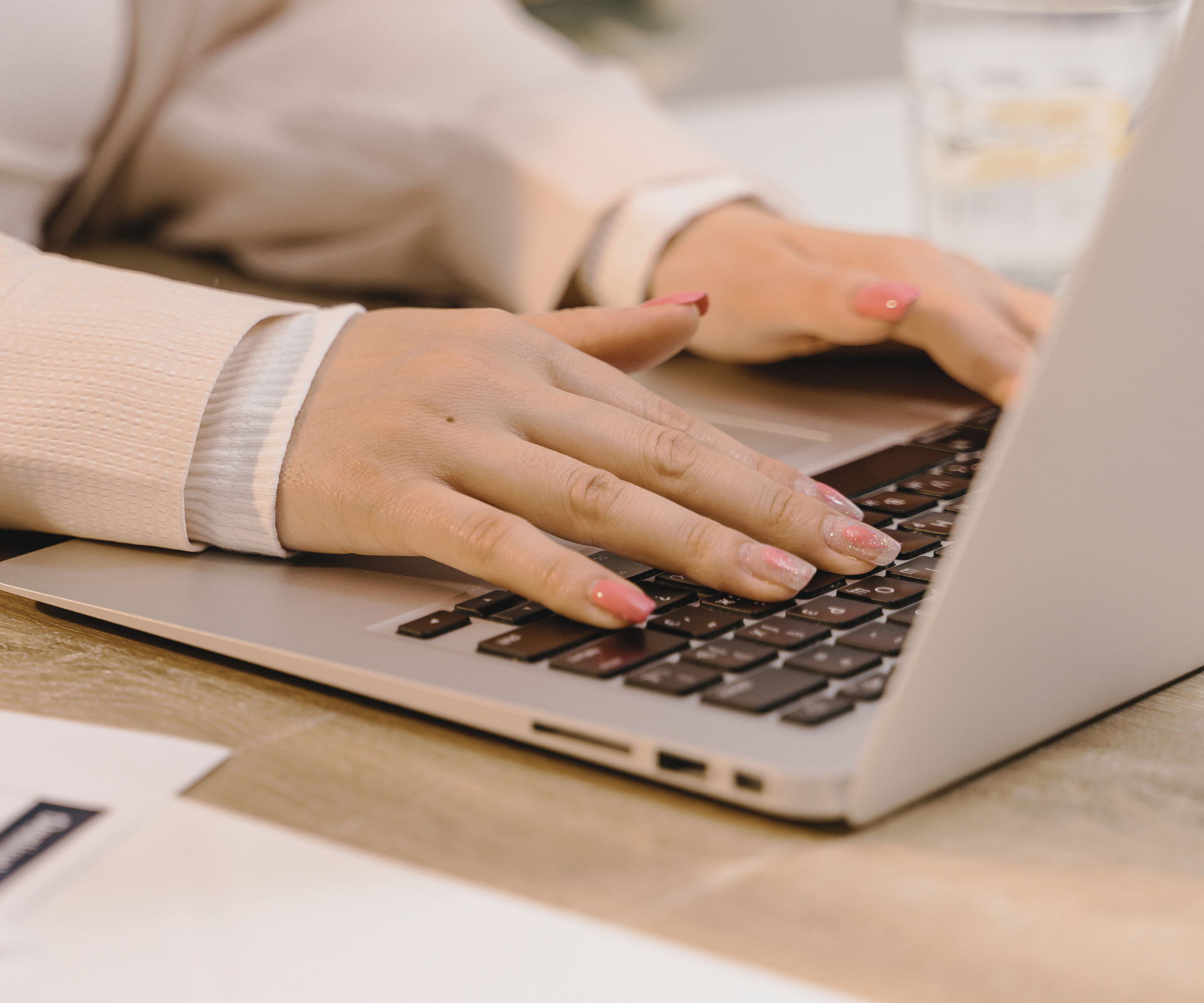 Kuva tietokoneelle kirjoittelevasta henkilöstä. Lähikuva