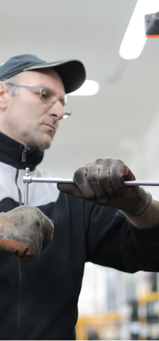 Kuva remontoivasta miehestä, jolla on tuima ilme