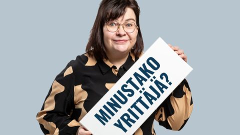Naishenkilö pitelee hymyillen Minustako yrittäjä? -kylttiä.