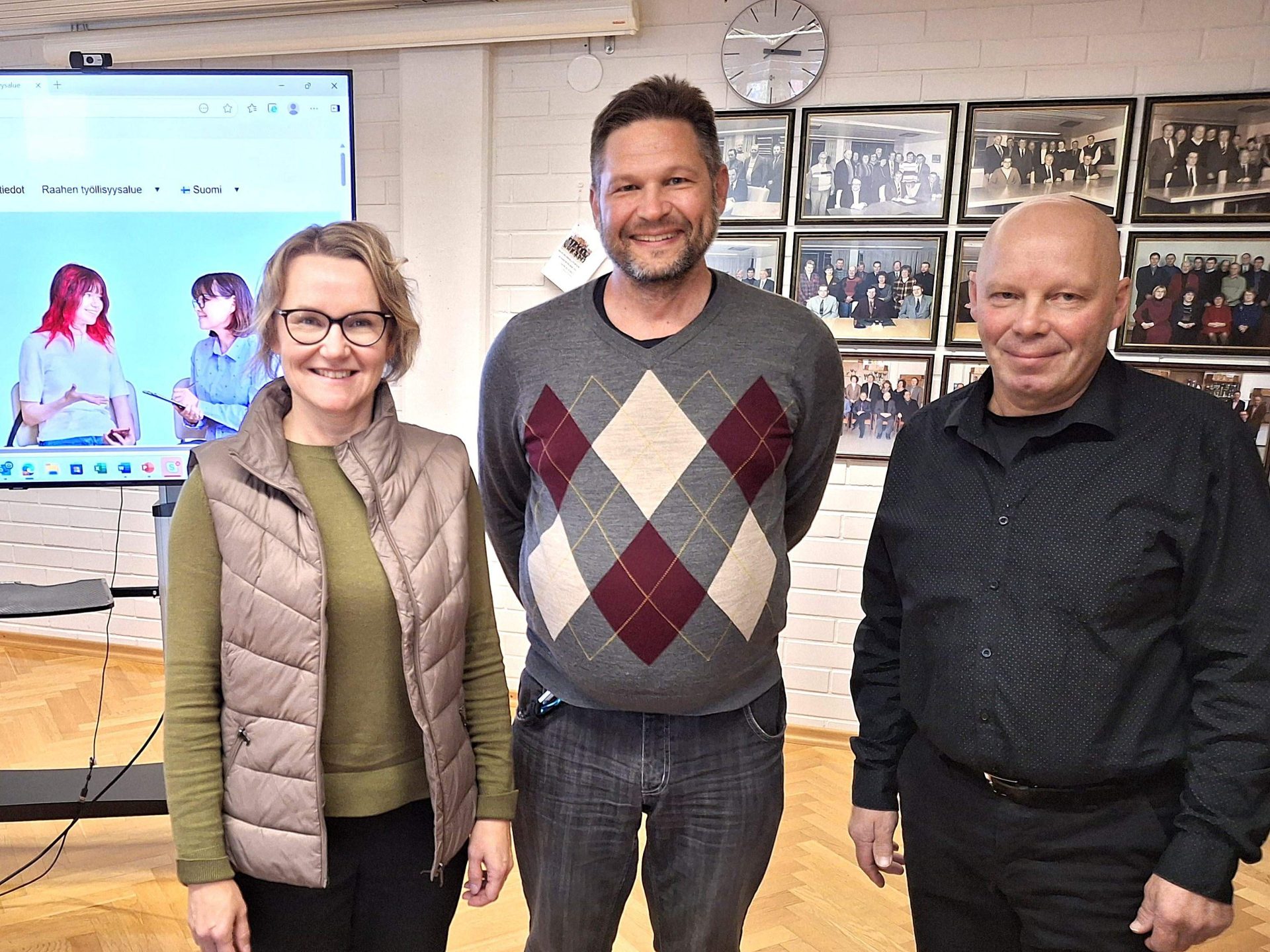 Haapajärven kaupunginjohtaja Jonna Tamminen, työllisyysaluejohtaja Ville Luukkanen ja Haapajärven kaupunginhallituksen puheenjohtaja Harri Finnilä.