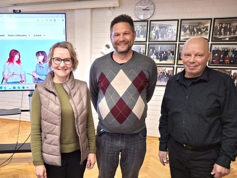 Haapajärven kaupunginjohtaja Jonna Tamminen, työllisyysaluejohtaja Ville Luukkanen ja Haapajärven kaupunginhallituksen puheenjohtaja Harri Finnilä.