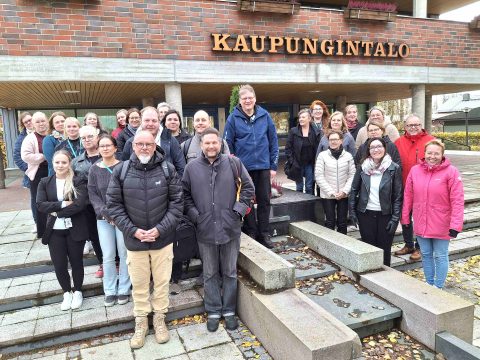Raahen työllisyysalueen henkilöstöä ryhmäkuvassa Haapajärven kaupungintalon edustalla.