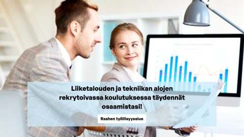 Nainen ja mies neuvottelevat näytön äärellä toimistoympäristössä. Työvoimakoulutuksesta kertova teksti.