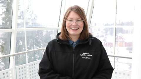 TE-asiantuntija Anna-Maija Heikkilä hymyilee.