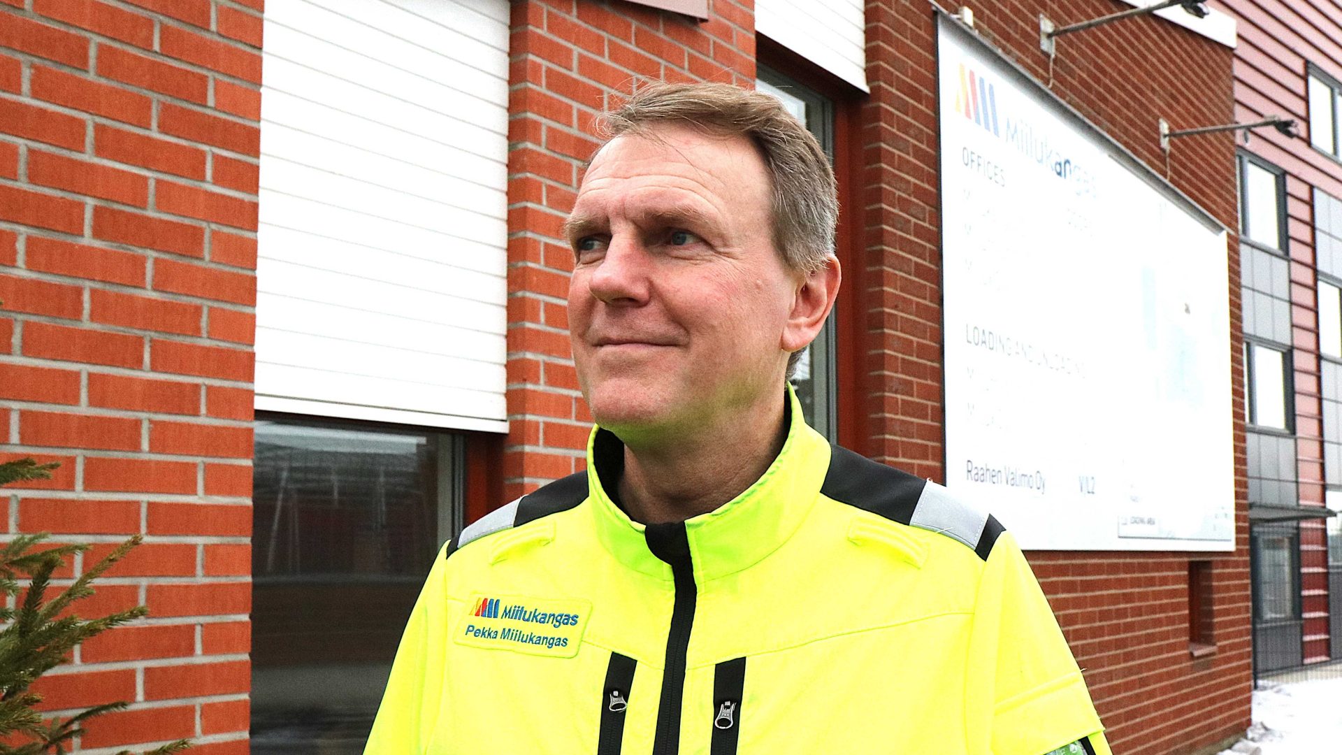 Toimitusjohtaja Pekka Miilukangas konepajan edustalla.
