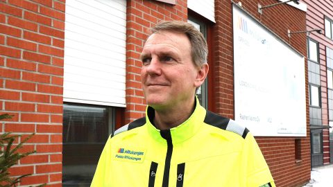 Toimitusjohtaja Pekka Miilukangas konepajan edustalla.